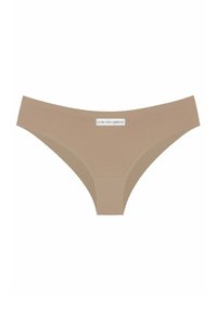 Beżowe figi bikini o gładkiej fakturze, z metką z logo "GOD SAVE QUEENS" na pasku. Minimalistyczny design, bez dodatkowych wzorów.