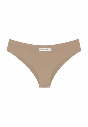 Beżowe figi bikini o gładkiej fakturze, z metką z logo "GOD SAVE QUEENS" na pasku. Minimalistyczny design, bez dodatkowych wzorów.