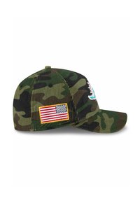 Camo-Baseballkappe aus Cordstoff mit gebogenem Schirm, ausgestattet mit einem gestickten Logo und einem Fahnen-Patch an der Seite.