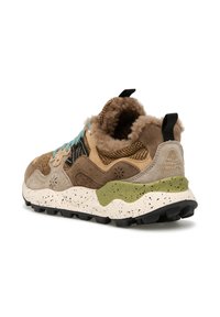 Sneaker marrone e beige con lacci turchesi, fodera interna pelosa, suola macchiata bianca e oliva e battistrada nero robusto mostrata in un angolo.