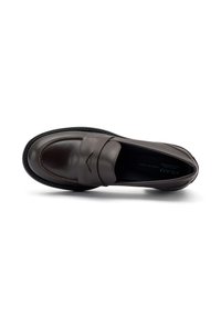 Mocassins en cuir marron avec une finition lisse, un bout arrondi et une semelle cousue. Dotés d'une lanière sur le cou-de-pied et d'un design profil bas.