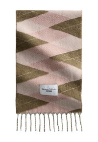 Tkany szal w kolorach różowym i oliwkowo-zielonym z geometrycznym wzorem, z frędzlami na brzegach i białą metką z napisem "Marc O'Polo DENIM".