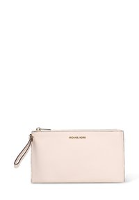 Portefeuille Michael Kors en cuir rose doux avec fermeture éclair, bracelet-poignet et garniture dorée portant le logo de la marque embossé sur le devant.
