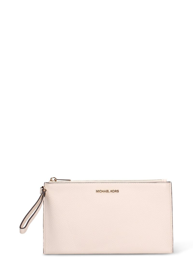 Portefeuille Michael Kors en cuir rose doux avec fermeture éclair, bracelet-poignet et garniture dorée portant le logo de la marque embossé sur le devant.