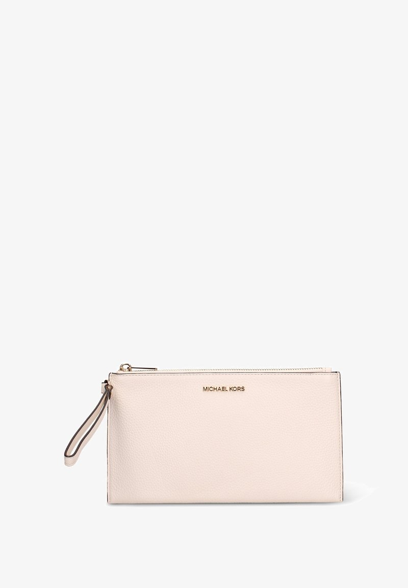 Portefeuille Michael Kors en cuir rose doux avec fermeture éclair, bracelet-poignet et garniture dorée portant le logo de la marque embossé sur le devant.