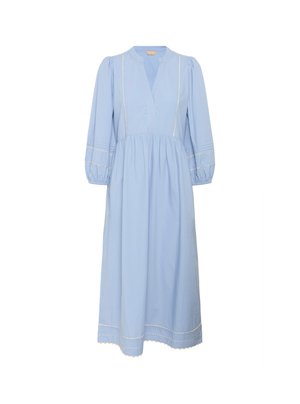 Svetlo modra obleka z V-izrezom, dolgimi napihnjenimi rokavi in nabranim pasom. Ima bele obrobe ob rokavih in robu.