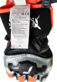 Schwarze und orange Sporthandschuhe mit einer strukturierten schwarzen und silbernen Handfläche. Enthält ein Stoffetikett mit Informationen zu Materialien und Pflegehinweisen.