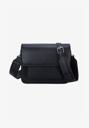 Sac bandoulière rectangulaire en cuir noir avec sangle réglable et boucle argentée sur fond blanc uni.