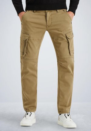 Tan cargobroeken met meerdere zijzakken, rechte snit, duurzame katoenstof en zichtbare stikdetails, gecombineerd met witte sneakers.