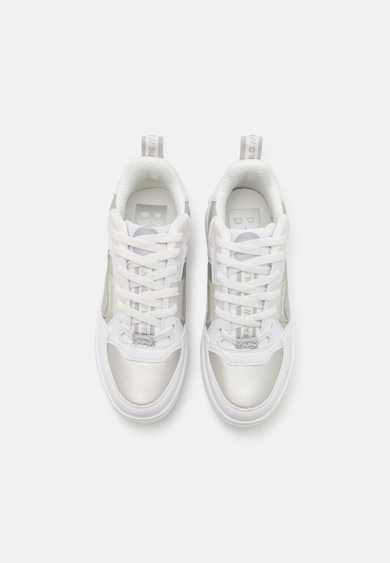 Zapatillas blancas con acentos plateados y superposiciones texturizadas. Presentan un cuello acolchado, cordones planos y una pestaña en el talón.