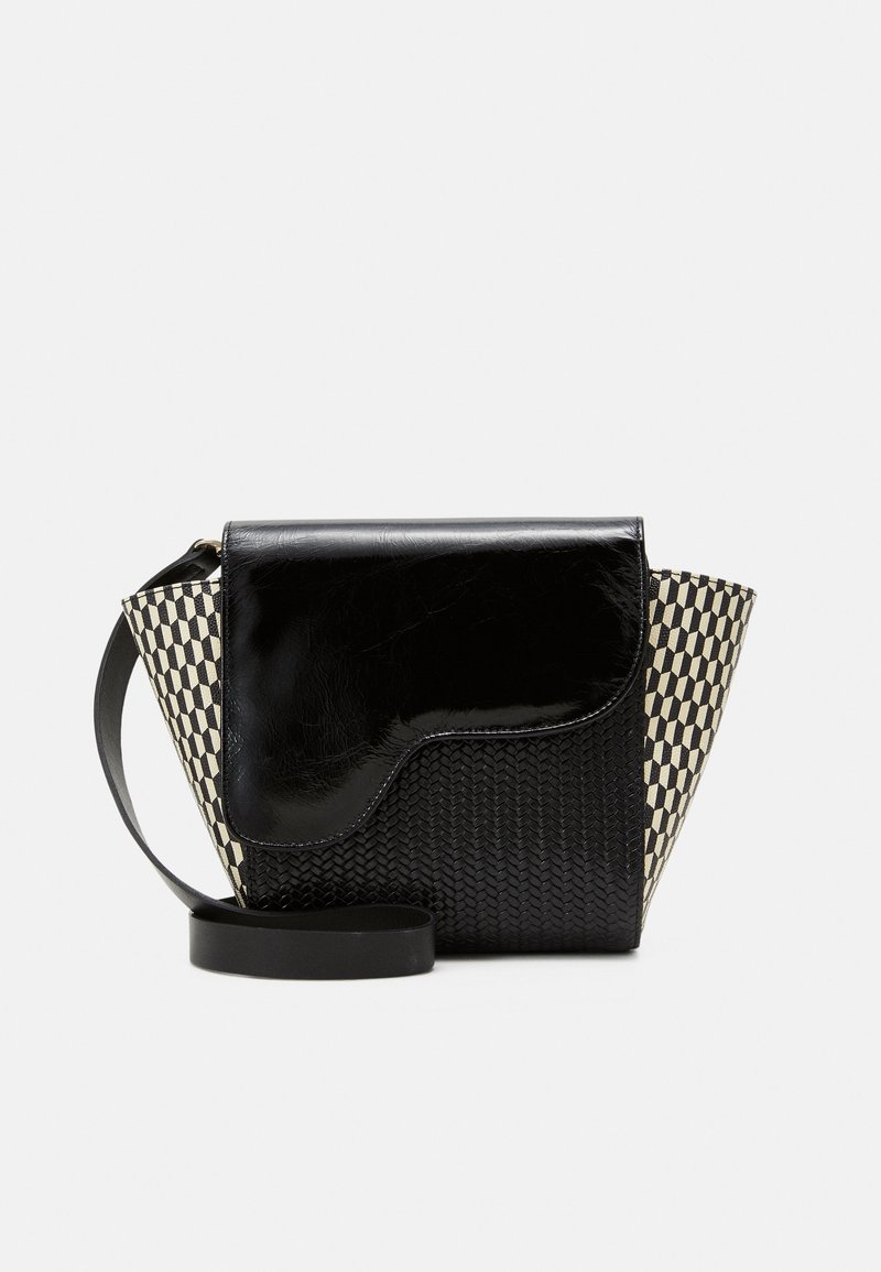 Mustassa nahkakäsilaukussa on teksturoitu pohja, geometrisesti kuvioidut kangaslävet ja sileä läpän suljinta. Mukana on yhteensopiva olkahihna.