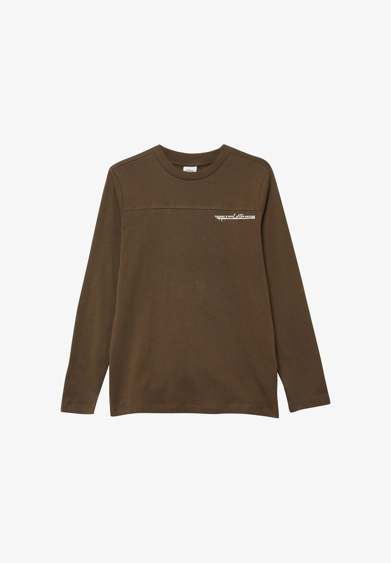 Maglietta a maniche lunghe marrone a girocollo con il testo bianco "UNA GIORNATA NELLA NATURA" sulla parte superiore sinistra del petto.