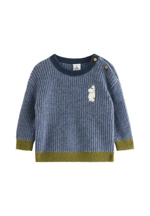 Blå strikket børnesweater med olivengrønne manchetter og kant, to knapper på den ene skulder og en lille hvid tegneseriefigur på brystet.
