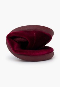 Zapatilla curva de color burdeos con un suave upper de terciopelo y una suela de cuero lisa, diseñada para flexibilidad y comodidad con una forma de puntera redondeada.