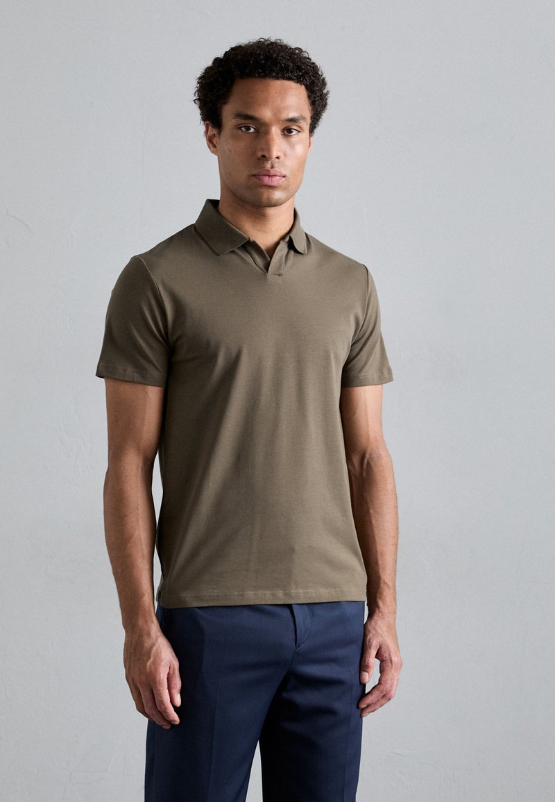 Filippa K - Polo - dark sage, Ampliar