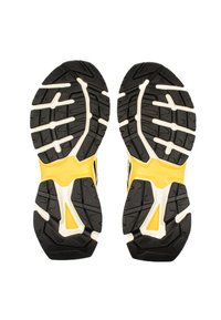 Scarpe da corsa nere con accenti gialli; suola in gomma testurizzata con scanalature per trazione e tallone rinforzato per supporto.