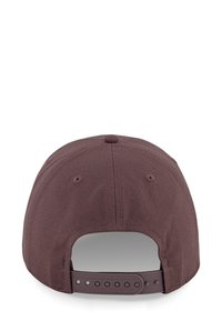 Bordeauxrote Kappe mit strukturiertem Design, Stofftextur, belüfteten Ösen und einem verstellbaren Plastikband auf der Rückseite.