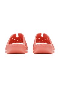 Zoccoli slip-on corallo realizzati in plastica con superficie texturizzata, parte posteriore aperta e fori di ventilazione per traspirabilità. Design con suola piatta.