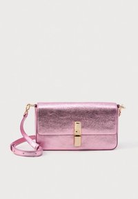Geantă crossbody dreptunghiulară roz metalizat cu clapetă, închizătoare aurie și curea de umăr ajustabilă pe fundal alb.