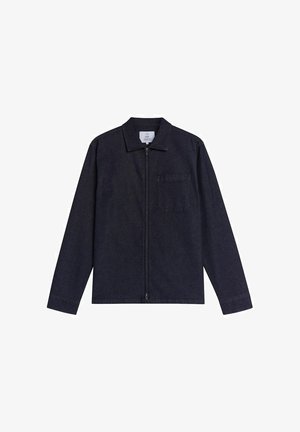 Dunkelblaue Zip-Jacke mit langen Ärmeln, Kragen und einer einzelnen Brusttasche auf weißem Hintergrund.
