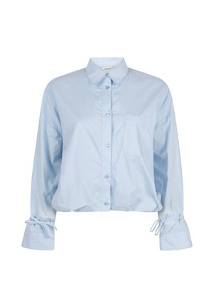 Lichtblauw overhemd met lange mouwen, knopen, kraag, borstzak en met gestrikte manchetten, weergegeven op een witte achtergrond.