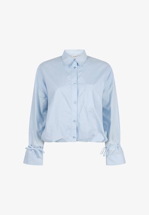 Lichtblauw overhemd met lange mouwen, knopen, kraag, borstzak en met gestrikte manchetten, weergegeven op een witte achtergrond.