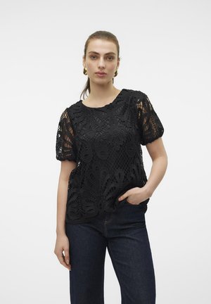 Haut noir à manches courtes avec des détails en dentelle complexes et une coupe ample. Présente un col rond et un design texturé avec des découpes.