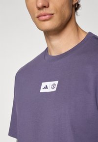 adidas Performance MANCHESTER UNITED SEASONAL GRAPHIC TEE - Marškinėliai su spaudiniu - trace purple