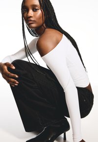 Bershka LONG-SLEEVE WITH ASYMMETRIC NECKLINE - Langarmshirt - white