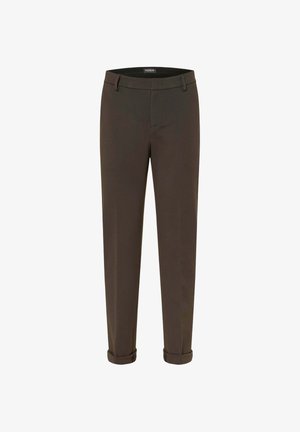 Pantaloni marroni su misura con gamba dritta, risvolti arrotolati, passanti per cintura e una texture liscia. Il tessuto sembra leggero e resistente alle pieghe.