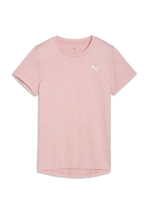 Różowy t-shirt z krótkim rękawem wykonany z miękkiego materiału, z okrągłym dekoltem i małym białym logo na piersi. Dolna krawędź lekko zaokrąglona.