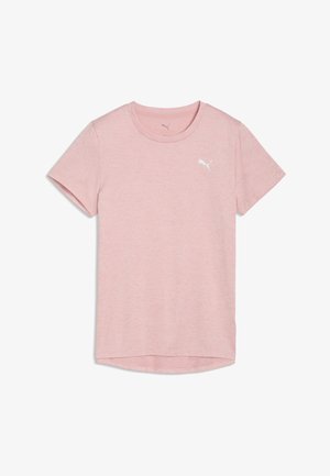 Różowy t-shirt z krótkim rękawem wykonany z miękkiego materiału, z okrągłym dekoltem i małym białym logo na piersi. Dolna krawędź lekko zaokrąglona.