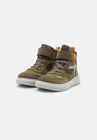 Grønne sued høye sneakers med en grå polstret krage, oransje detaljer og hvit gummisåle; har borrelåsrem og snøredetaljer.