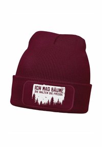 Maroon knit beanie with a folded cuff, featuring a white rectangular patch that reads "ICH MAG BÄUME DIE HALTEN DIE FRESSE" and forest graphics.