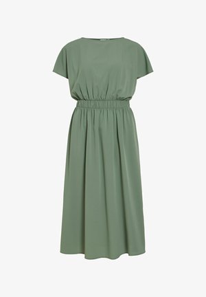 Zachte groene midijurk met korte mouwen, elastische tailleband, geplooide details en een ronde halslijn.