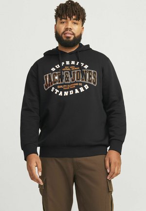 Schwarzer Hoodie aus weichem Material mit einem Frontdruck in orange-weißem Text. Kängurutasche mit gerippten Bündchen und Saum.
