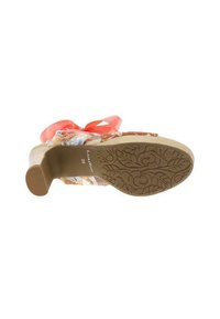 Sandale à talons hauts multicolore avec un dessus en tissu à motifs, des liens en satin rose et une semelle en caoutchouc beige texturée ornée de designs floraux.