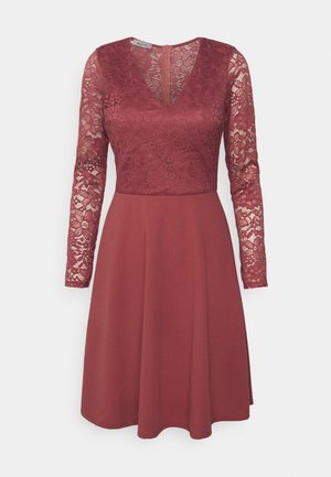 Vestido de manga longa em bordô, com corpete em renda e saia sólida. Design em V, ajustado na cintura, alargando suavemente em direção à barra.