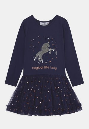 Granatowa sukienka z długim rękawem z cekinowym jednorożcem, gwiazdkowymi detalami, napisem „Magical little lady” oraz wielowarstwową spódnicą z metalicznymi serduszkami.