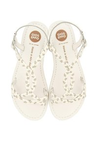 Sandali bianchi in pelle con cinturini incrociati, decorati con accenti metallici, dotati di suola piatta e fibbia alla caviglia per una vestibilità sicura.