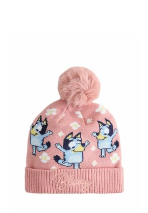 Rosa gestrickte Mütze mit einem Pompon oben. Sie hat ein Muster aus Cartoon-Hunden und Blumen und einen gerippten Saum, der "Bluey" in Schreibschrift zeigt.