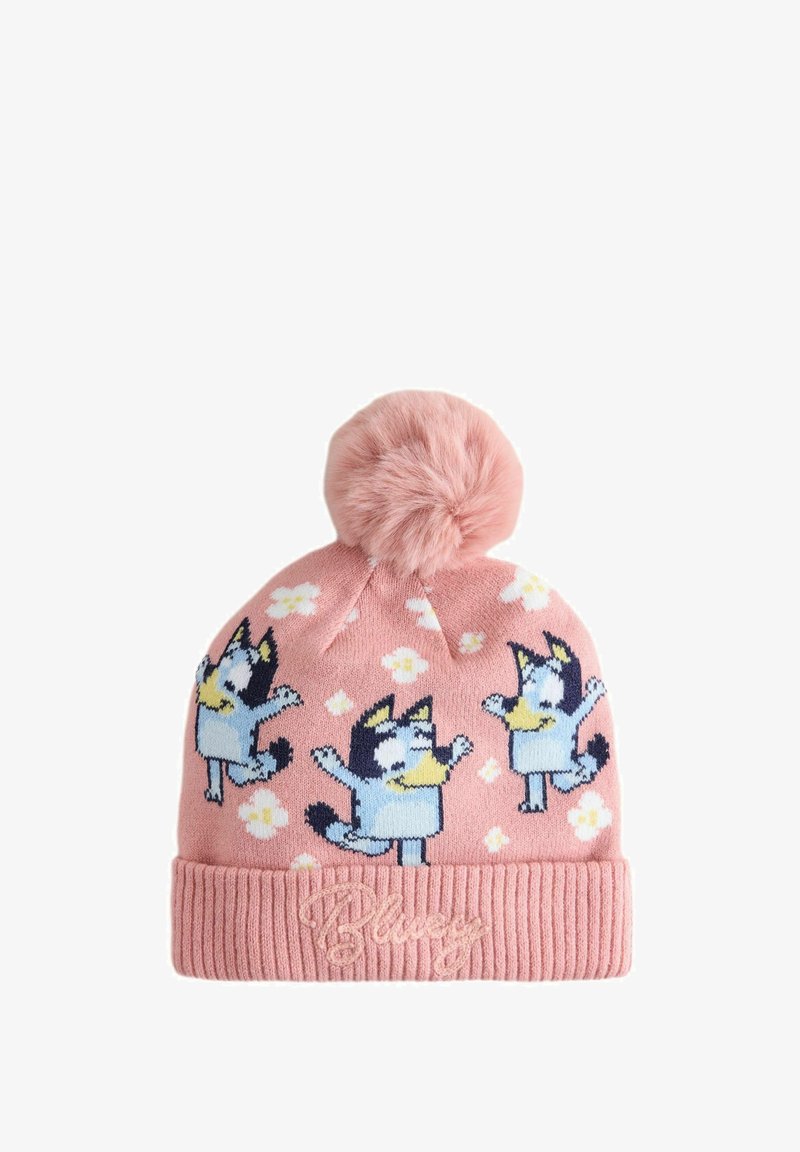Bonnet tricoté rose avec un pompon, représentant trois chiens bleus dessinés et de petites fleurs blanches, avec "Bluey" brodé sur le revers.