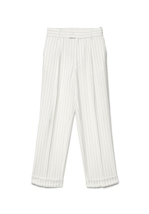 Pantaloni bianchi su misura con sottili righe verticali grigie, pieghe, orli risvoltati e passanti per cintura visibili.