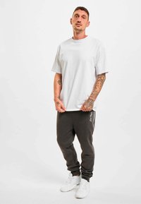 Just Rhyse BIG POCKET TECH - Tracksuit bottoms - anthracite