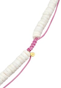 Hvid perlekæde med teksturerede runde perler, rosa flettet snor og lille gyldent accentmærke vedhæftet.