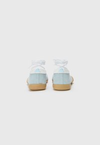 adidas Originals TAEKWONDO MEI BALLET - Baletkurpes ar siksniņu ap potīti - clear sky/footwear white