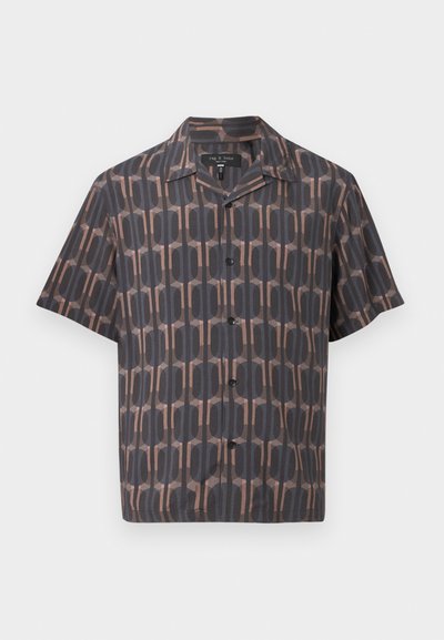 Πουκάμισο με κοντό μανίκι και κουμπιά, με σκούρο γεωμετρικό μοτίβο από κάθετες οβάλ και γραμμές σε απαλά καφέ και μαύρα χρώματα.