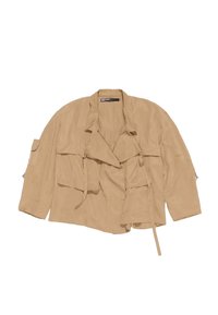 Beige cropped jack gemaakt van een soepel materiaal, met meerdere zakken, een open voorkant en een losse pasvorm met oversized mouwen.
