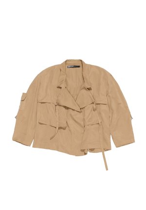 Beige cropped jack gemaakt van een soepel materiaal, met meerdere zakken, een open voorkant en een losse pasvorm met oversized mouwen.