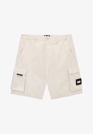 Beige Cargo-Shorts mit Knopfverschluss, Seitentaschen, Gürtelschlaufen und schwarzem rechteckigem Fleck auf der rechten Cargotasche.